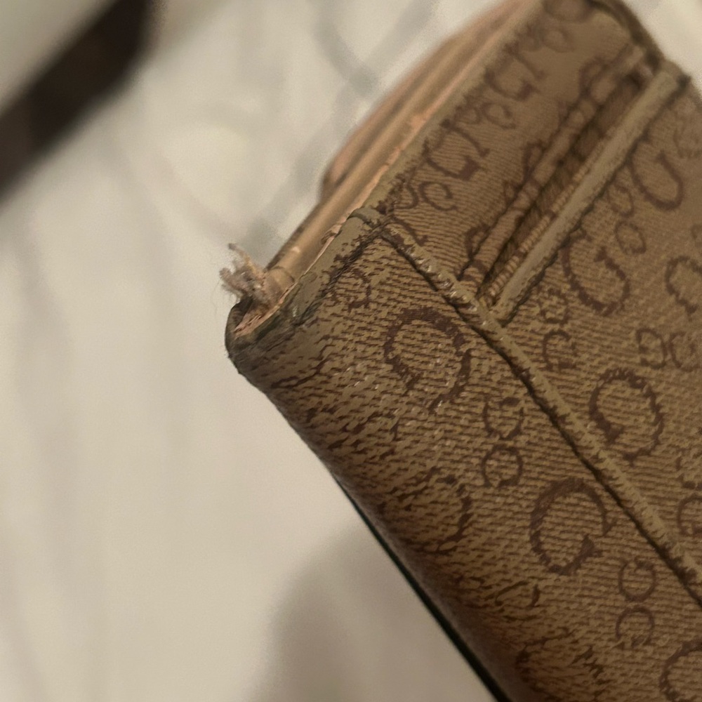 GUESS Wallet - Picture 4 of 7